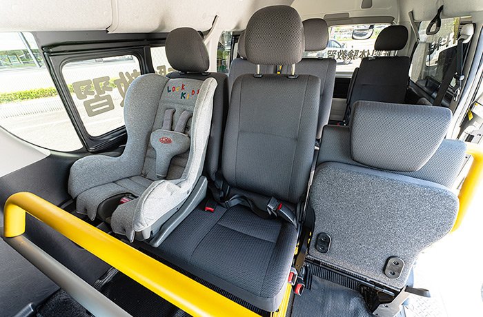 チャイルドシートを乗せた車内のイメージ