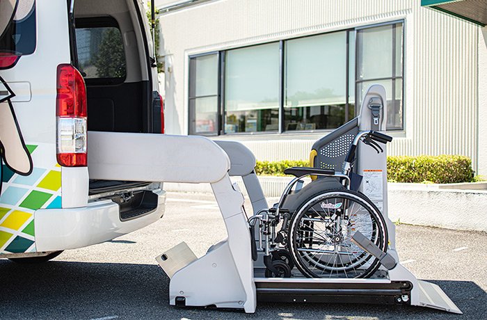 送迎車に乗せる車いすのイメージ